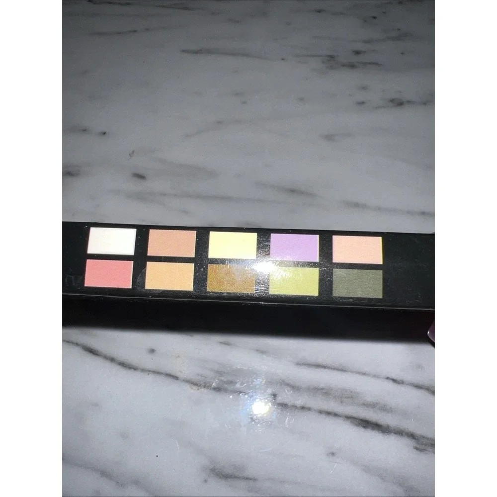 NYX 10 Color Eyeshadow Palette The Runway Collection ESP10C02 Strike A Pose